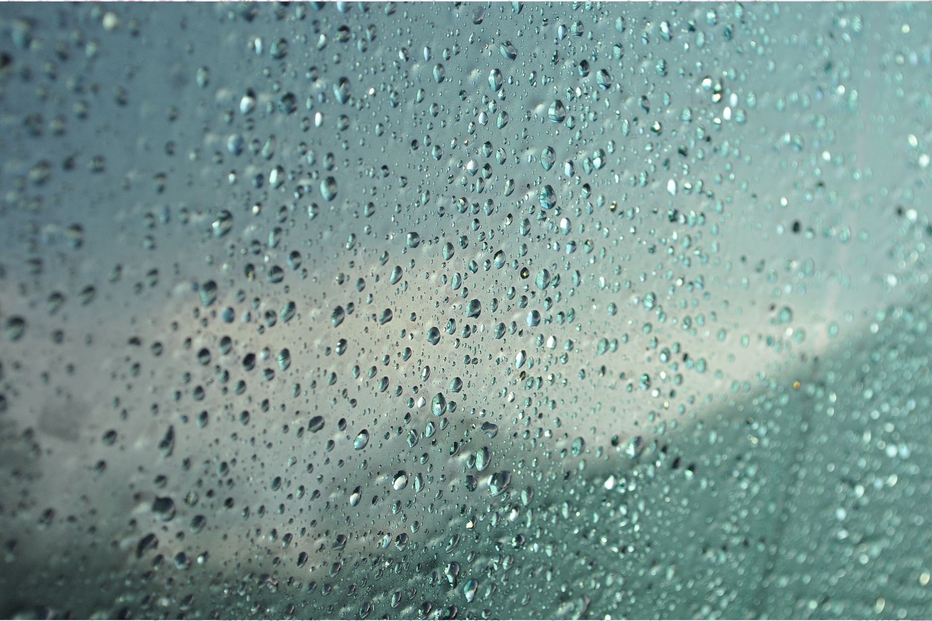 В окна стучали крупные дождевые капли. Капли воды на стекле. Мокрое стекло для фотошопа. Фон мокрое стекло. Стекло с каплями воды.